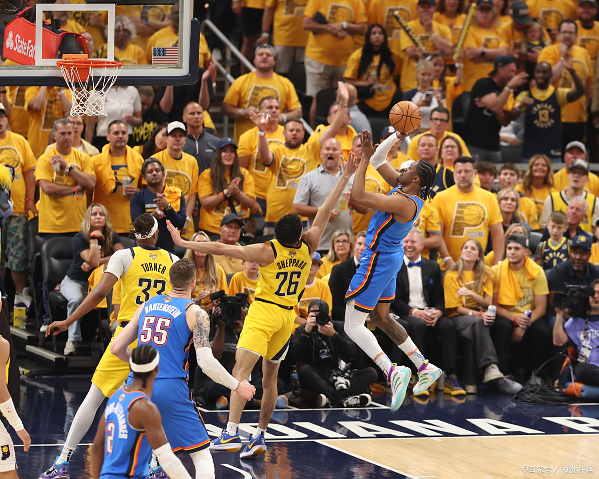 洛杉矶湖人NBA击败金州勇士,詹姆斯关键三分锁定胜局 洛杉矶湖人NBA击败金州勇士,詹姆斯关键三分锁定胜局